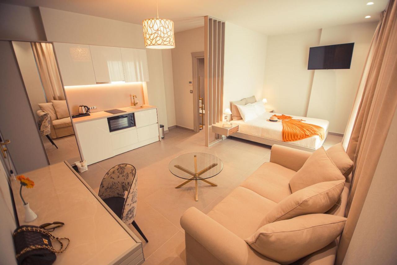 Io Luxury Pool & Hot Tub Suites Превеза Екстер'єр фото