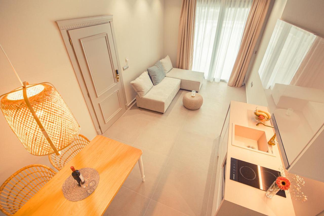 Io Luxury Pool & Hot Tub Suites Превеза Екстер'єр фото