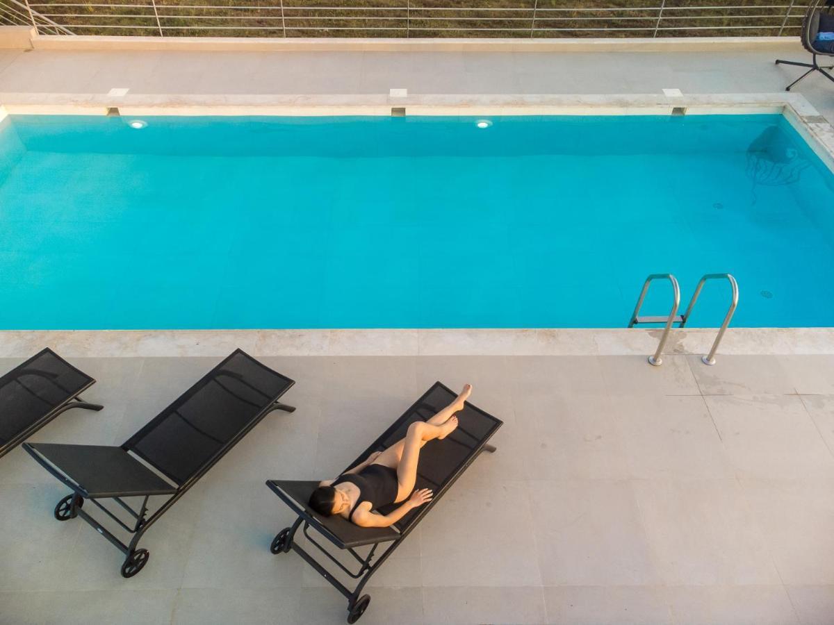 Io Luxury Pool & Hot Tub Suites Превеза Екстер'єр фото